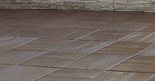 Бетонная брусчатка двора в Отрадном в октябре