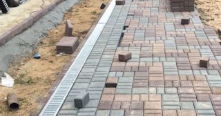 Профессиональная укладка плитки на улице в Отрадном в октябре