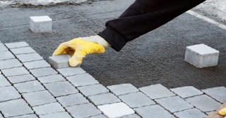 Монтаж тротуарной плитки на даче в Отрадном в октябре