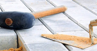Профессиональная укладка тротуарной брусчатки в Отрадном в октябре