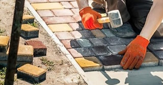 Укладка брусчатки «старый город» три цвета в Отрадном в октябре