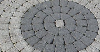 Профессиональная укладка клинкерной брусчатки в Отрадном в октябре
