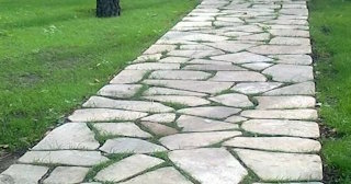 Профессиональная укладка камня на дорожки в Отрадном в октябре